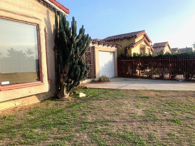 Building Photo - 8124 S Normandie Ave