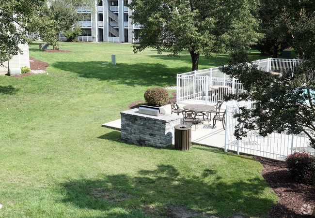 Barbeque - Featherstone Apartments at Kiln Creek