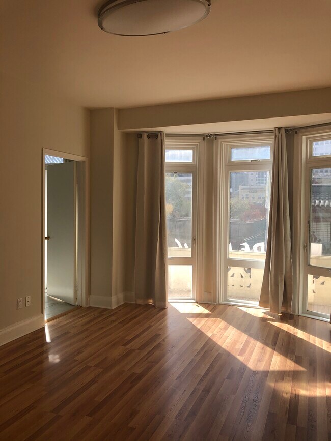 Living room with balcony - 730 Washington St