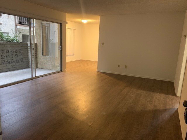 Building Photo - 115 E Live Oak St