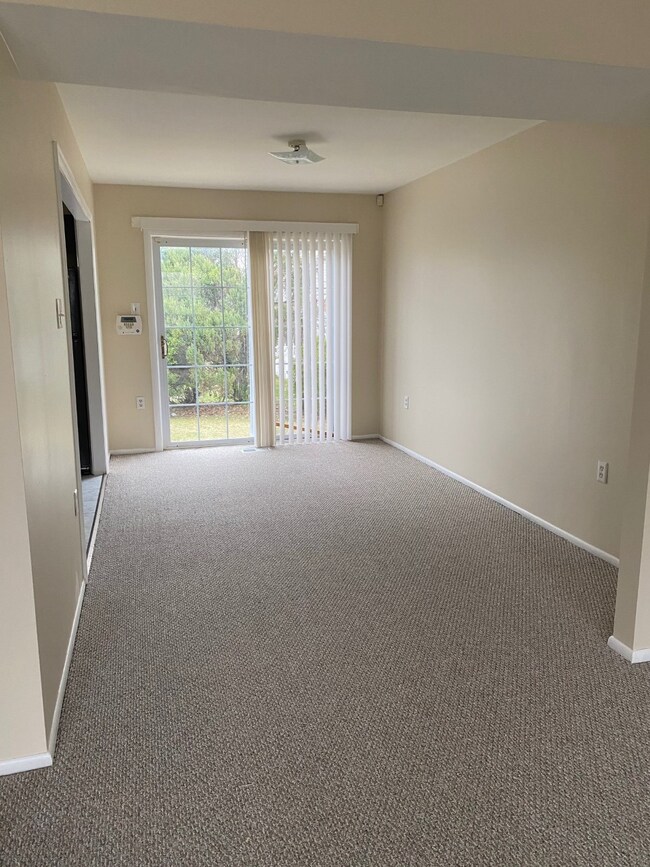 17 King Charles Cir, Rosedale, MD 21237 Townhouse for Rent in