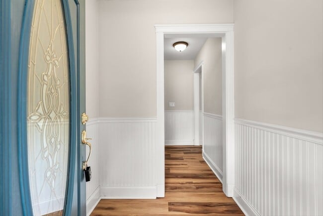 Foto del edificio - Lovely 3 BR, 2 BA Newly Renovated Ranch Home, Large Backyard with Koi Pond