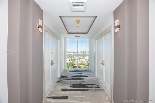 Building Photo - 2645 S Bayshore Dr