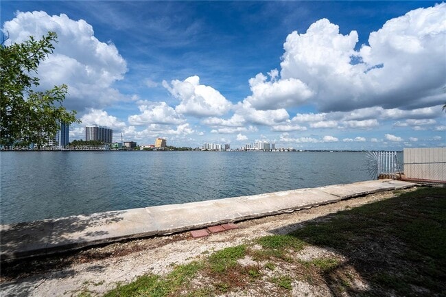 Building Photo - 2150 Bay Dr