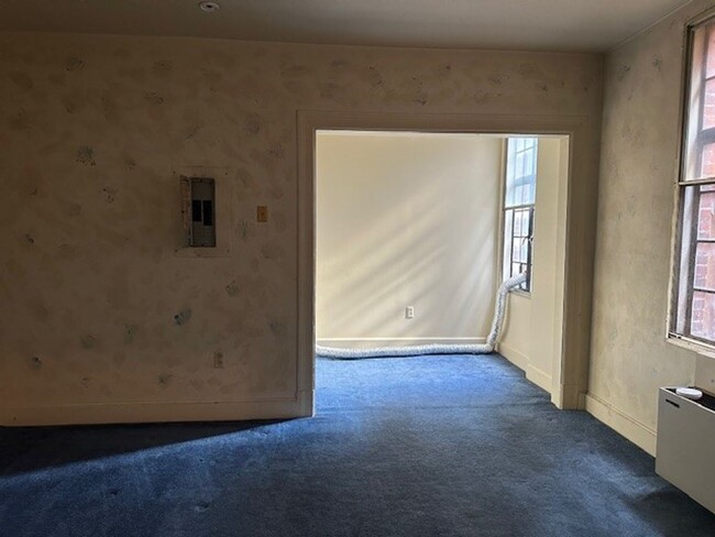 Building Photo - Spacious 4th Floor 1-Bedroom, 1-Bathroom A...