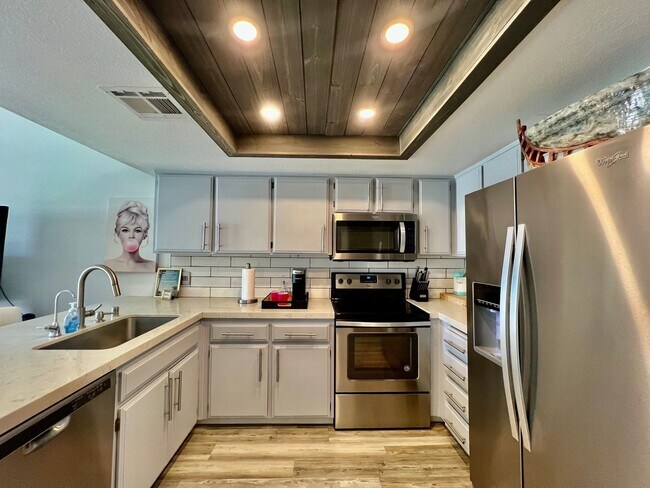 Building Photo - AVAILABLE NOW! 1 Bedroom 1 Bathroom UPPER ...