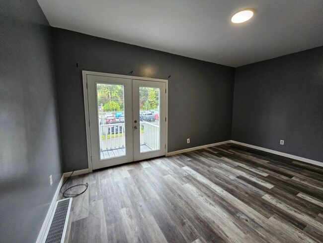 Foto del edificio - Spacious 5 bedroom 1.5 bathrooms for rent ...