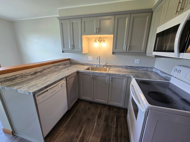 Kitchen - 2129 Country Ln