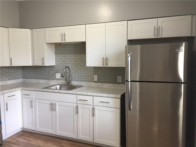 Building Photo - Renaissance Triplex