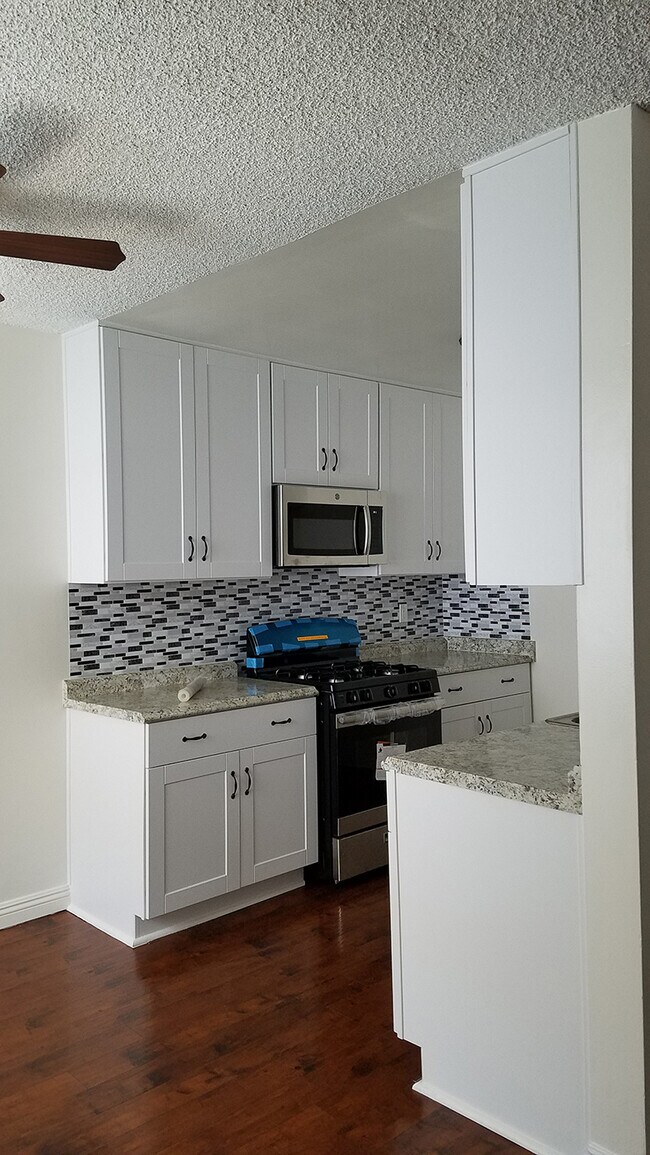 Kitchen B - 706 E Harvard St