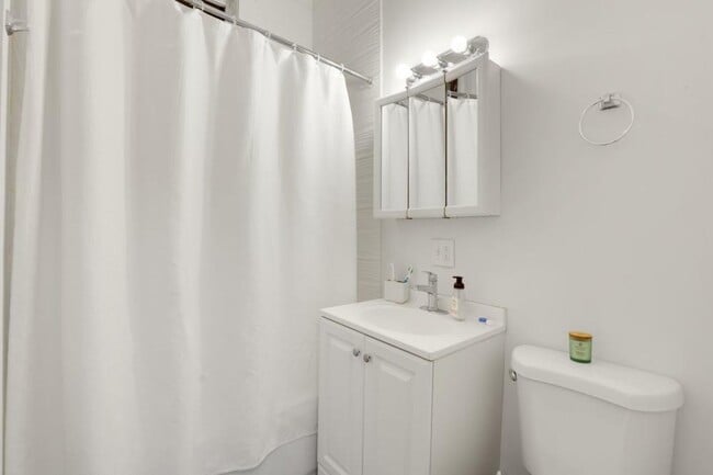 Building Photo - 3 bedroom in Chicago IL 60614