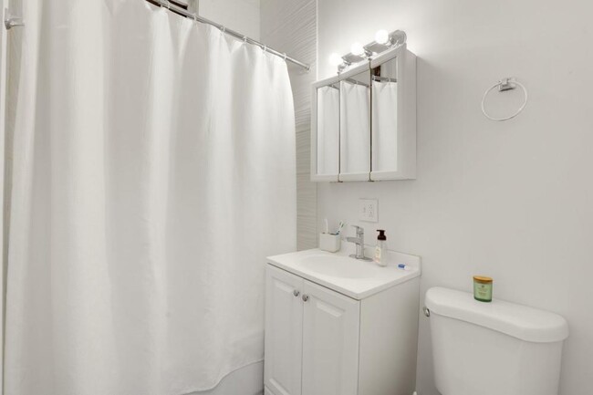 Foto del edificio - 4 bedroom in Chicago IL 60614