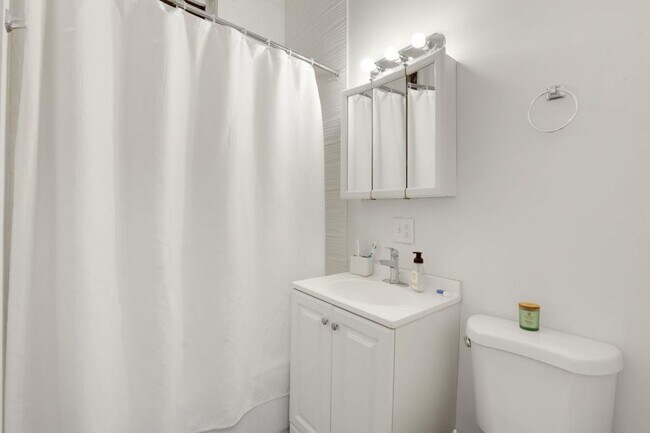 Foto del edificio - 4 bedroom in Chicago IL 60614