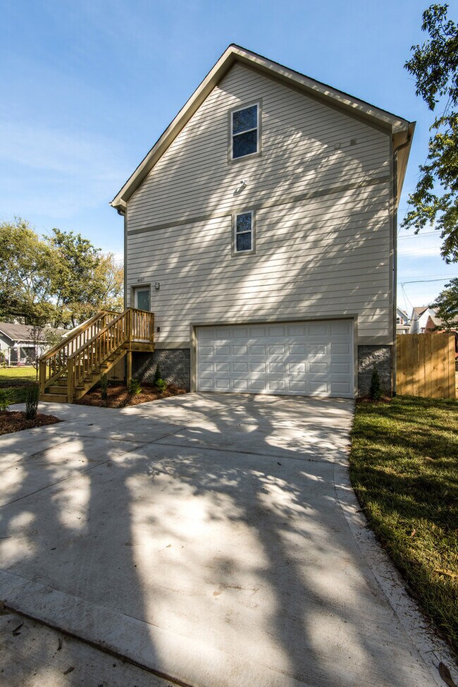 Building Photo - Modern 2 Bed 2 Bath House in The Nations!