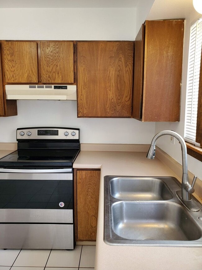 Building Photo - Townhome with 2 bedrooms, 1.5 bath - Avail...