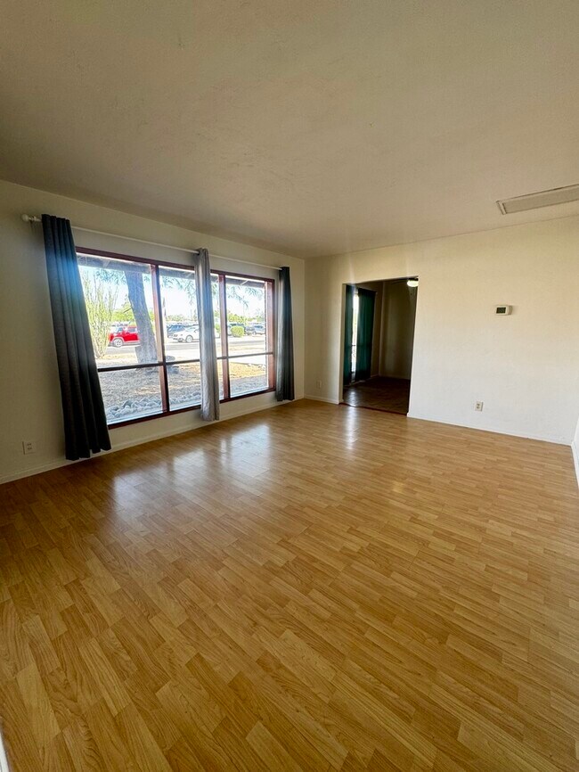 Foto del edificio - FOR RENT