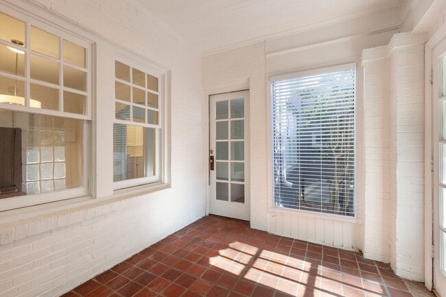 Building Photo - Spacious 1/1 Condo w/ Enclosed Patio & Off...