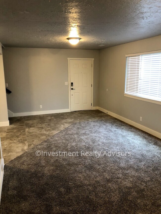Building Photo - Completely Renovated Duplex with Garage!
