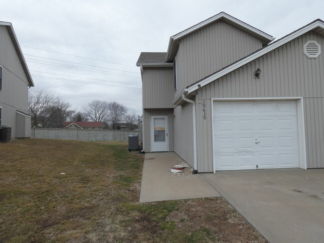 Building Photo - Beautiful Town Home in North Kansas City S...