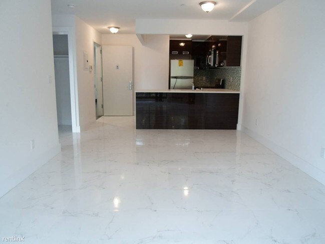 Building Photo - 3053 Crescent St