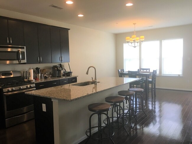 Building Photo - Gorgeous 3 BR/2.5 BA Townhome in Severn!