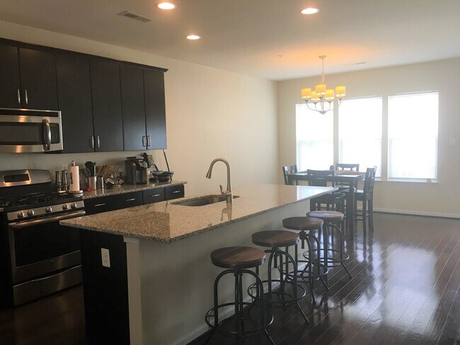 Foto del edificio - Gorgeous 3 BR/2.5 BA Townhome in Severn!
