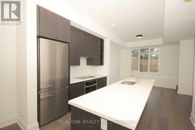 Building Photo - 35-35 Dervock Crescent