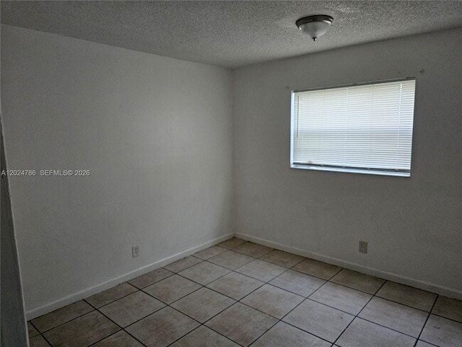 Foto del edificio - 2451 NW 8th Pl