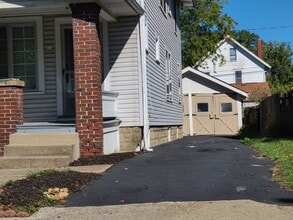 Building Photo - 214 E Kelso Rd