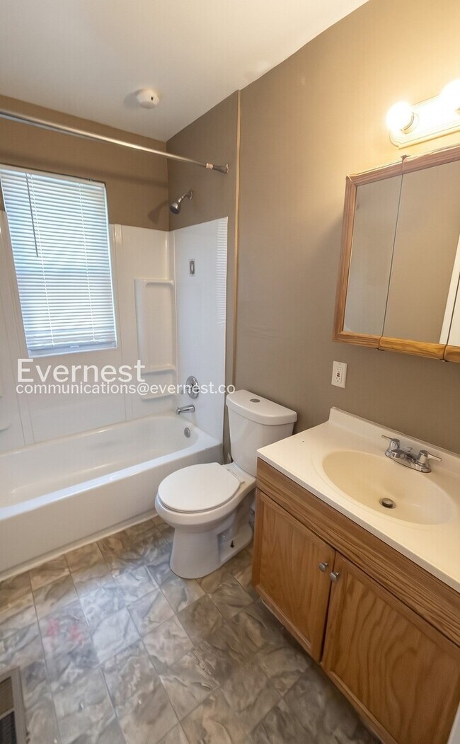 Foto del edificio - 2-Bedroom Home with Fenced Yard / Pet-Friendly / Vouchers Accepted / Available Now!