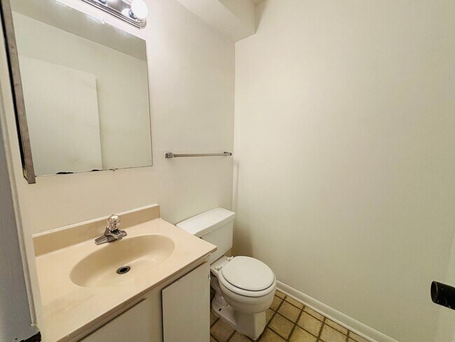 Building Photo - 3 Bedroom 2.5 Bath Townhouse
