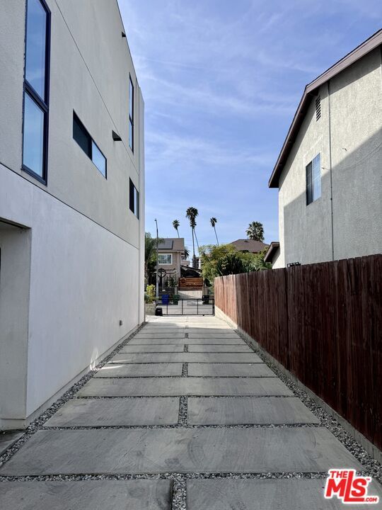 Building Photo - 660 N Mariposa Ave