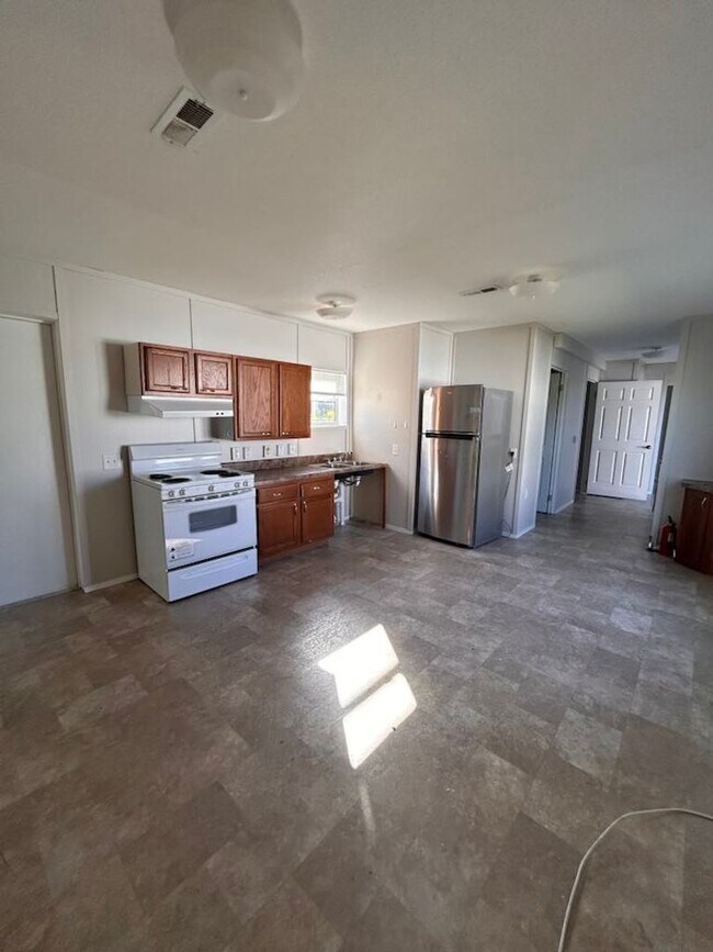 Building Photo - Naples 3/2 updated home