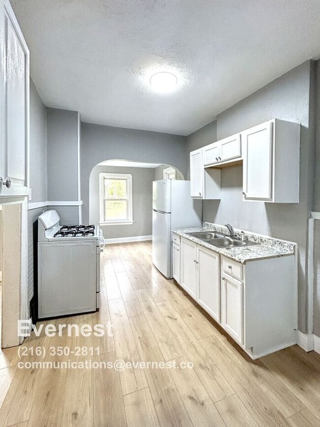 Building Photo - Charming 3-Bedroom Lower Duplex with Firep...