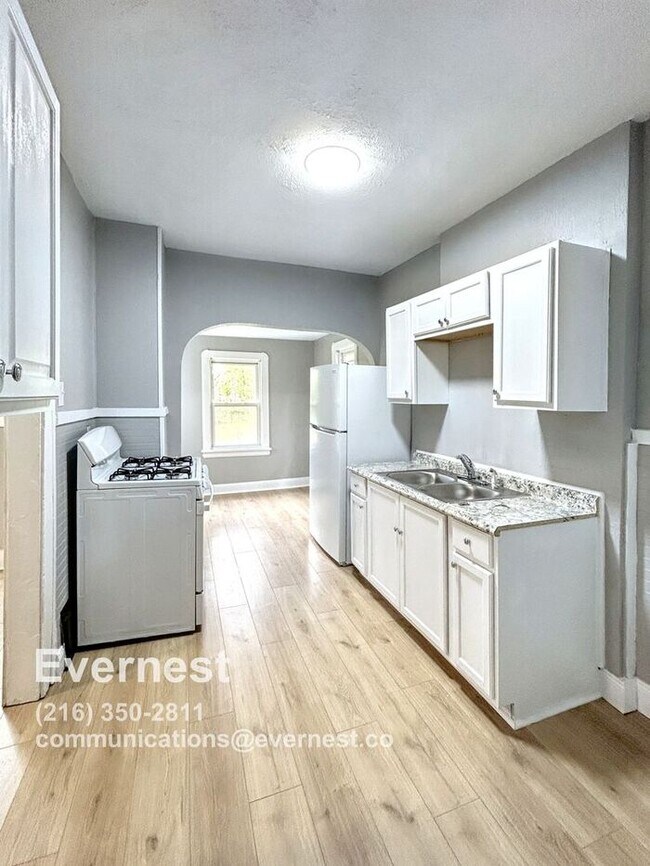 Foto del edificio - Charming 3-Bedroom Lower Duplex with Firep...