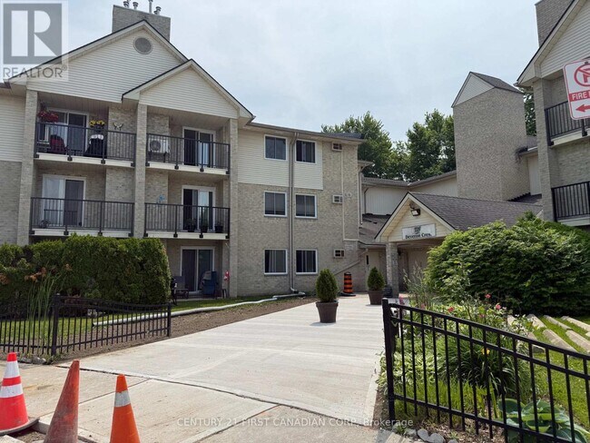 Photo du bâtiment - 725-725 Deveron Crescent