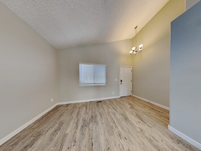 Building Photo - 2855 Richmond Dr