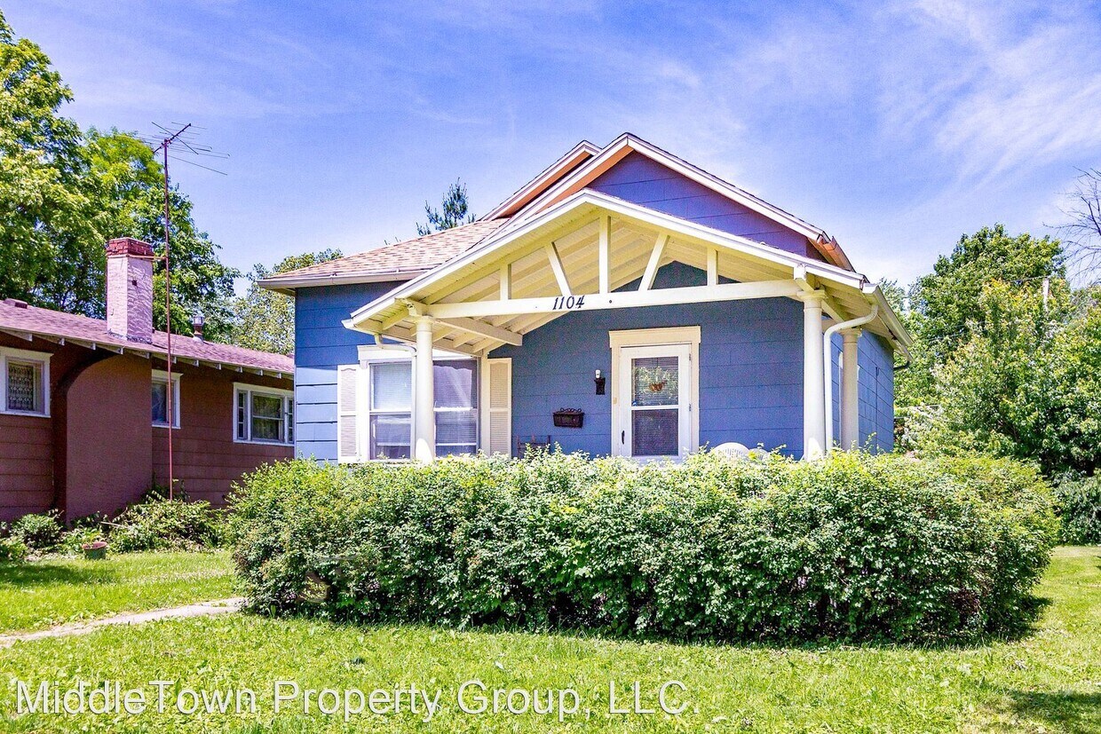 Foto principal - 3 br, 1 bath House - 1104 W. University Ave.