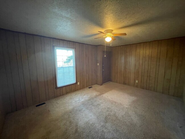 Building Photo - 2/1 Duplex Apartment Available