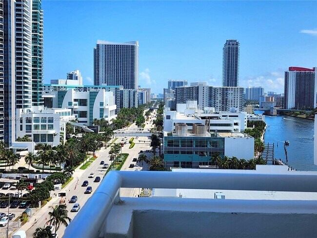 Foto del edificio - 3000 S Ocean Dr