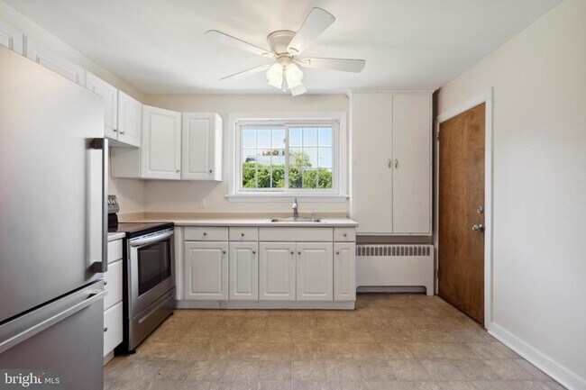 Foto del edificio - 10 Lloyd Ave