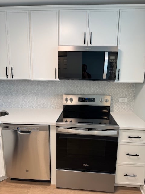kitchen - 3930 N Pine Grove Ave