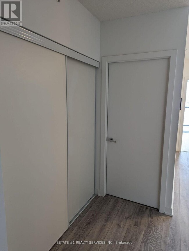 Photo du bâtiment - 3210 Dakota Cmn