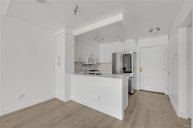 Foto del edificio - 5143 Bakman Ave