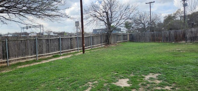 Building Photo - 404 Creek Cove