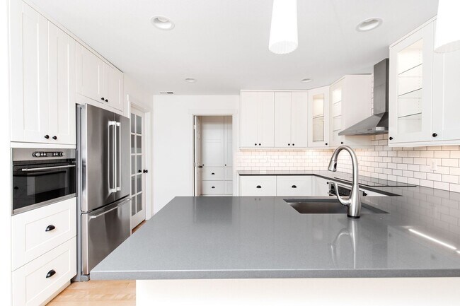 Building Photo - Spacious 5 Bedroom 2.5 Bath Home in Redmon...