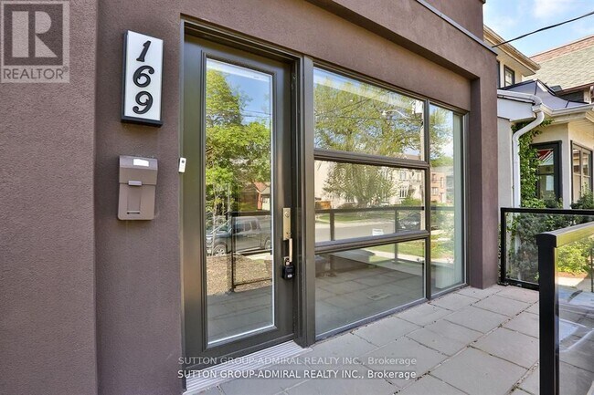 Photo du bâtiment - 169 Woburn Ave