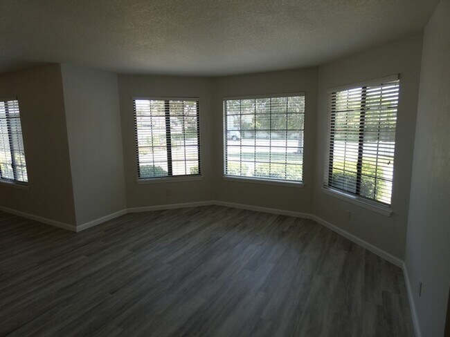 Building Photo - Charming Home in Sunrise Hills