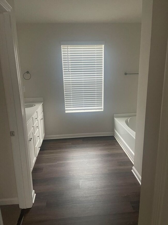 Building Photo - Luxury Living