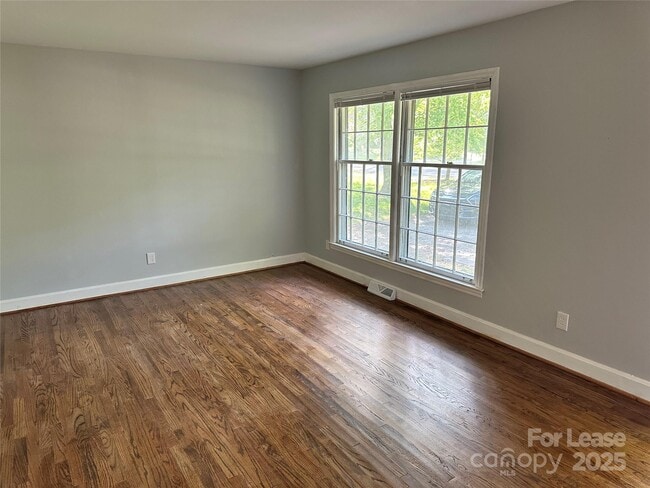 Foto del edificio - 1425 Woodhill Ln